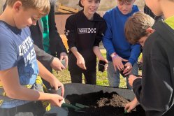 Jarní práce šesťáků na zahradě