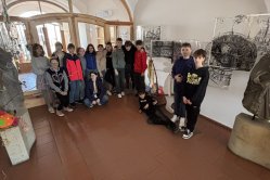 Jarní tvoření žáků zdobí českolipskou radnici