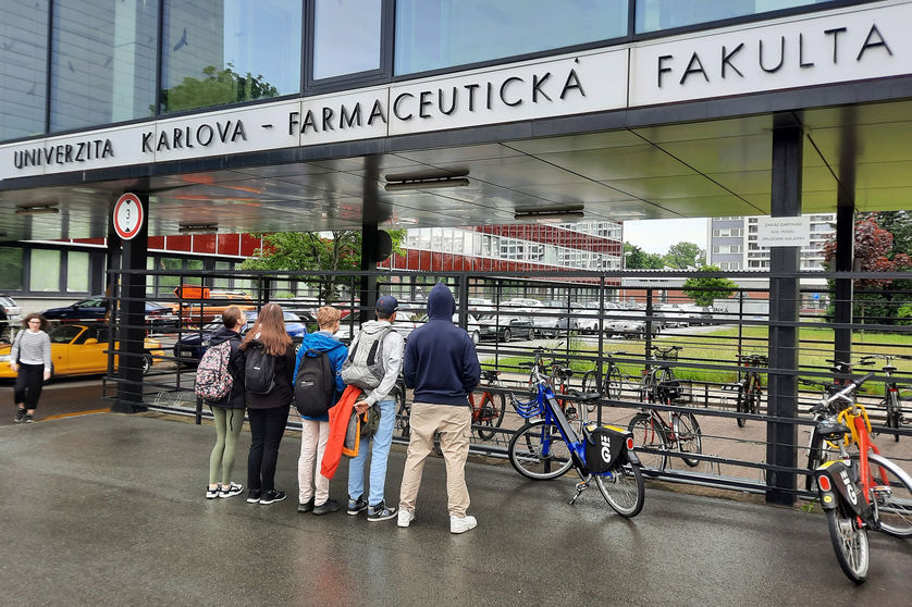 Naši deváťáci na Farmaceutické fakultě UK