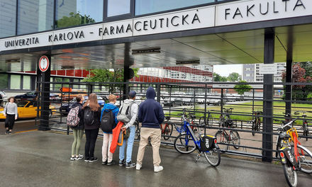 Naši deváťáci na Farmaceutické fakultě UK