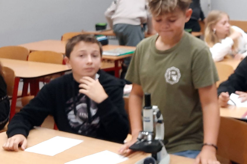 Bádání s mikroskopem.