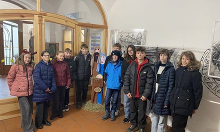 Vánoční betlém od šesťáků zamířil na radnici