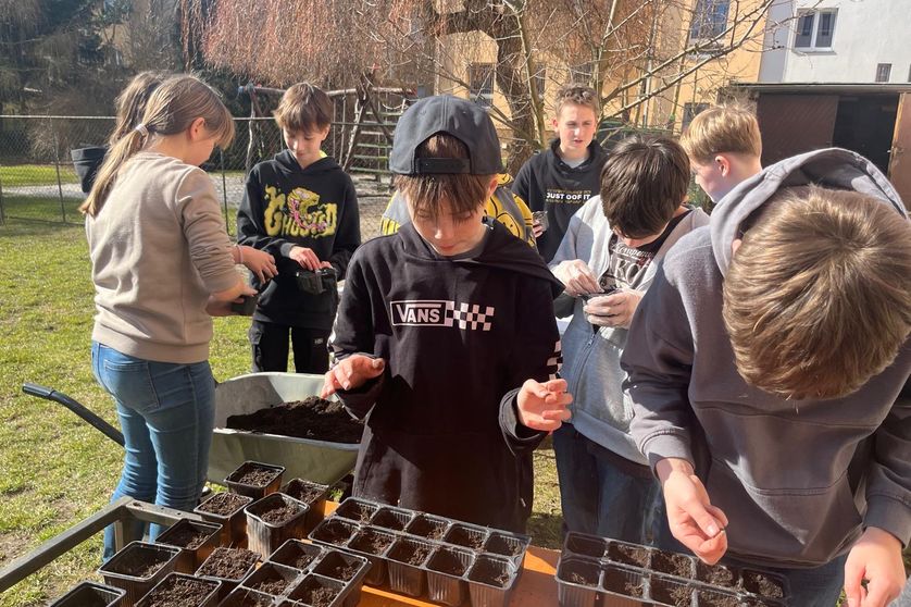 Jarní práce šesťáků na zahradě