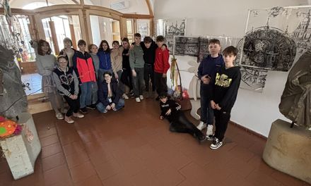 Jarní tvoření žáků zdobí českolipskou radnici