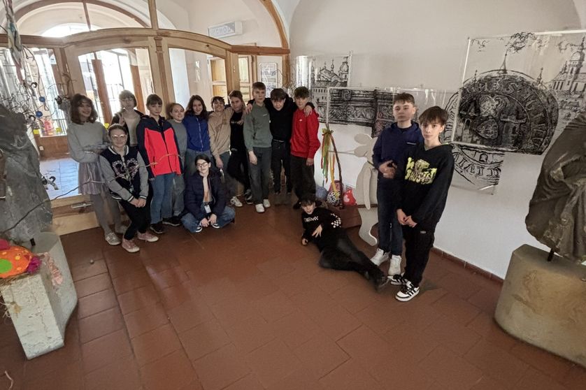 Jarní tvoření žáků zdobí českolipskou radnici