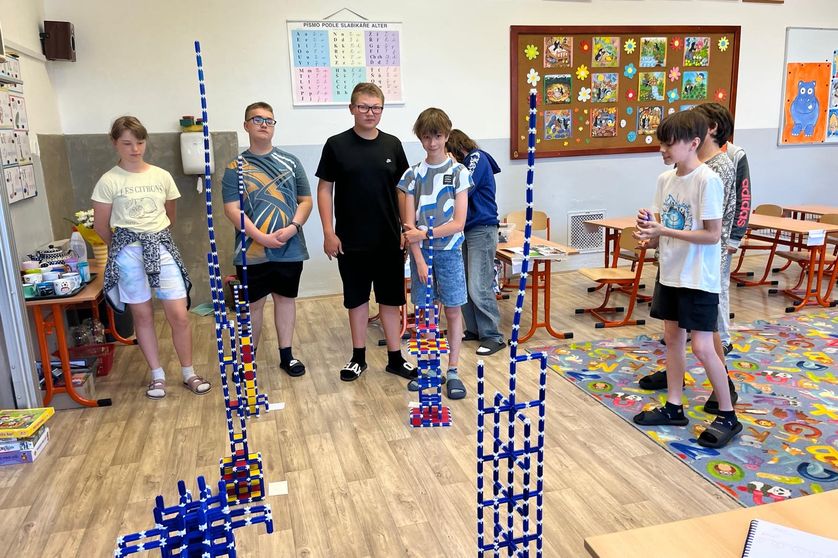 Šesťáci stavěli věže a učili se spolupracovat 