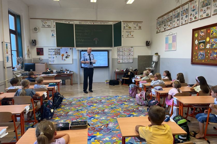 Prvňáčci se učili bezpečnosti s policistou 