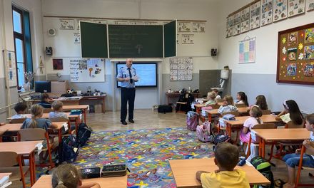 Prvňáčci se učili bezpečnosti s policistou 