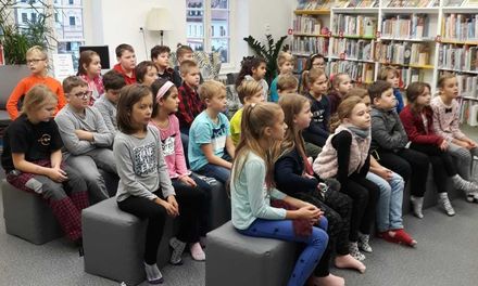 Čtvrťáci v knihovně